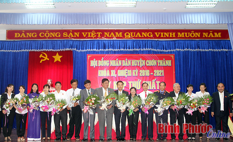 Ủy viên Ban Thường vụ Tỉnh ủy, Bí thư Huyện ủy Nguyễn Tấn Hải tặng hoa chúc mừng đại biểu được bầu giữ các chức danh của HĐND huyện