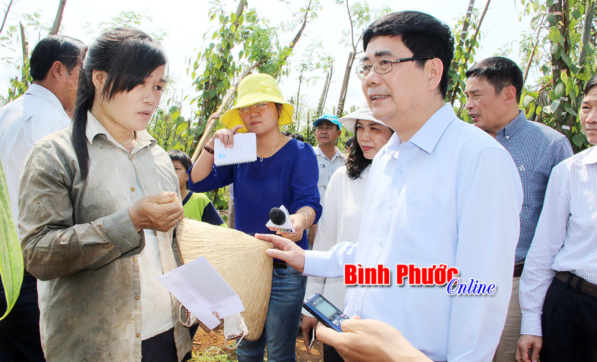 Bộ Trưởng Cao Đức Ph&aacute;t &acirc;n c&acirc;n thăm hỏi động vi&ecirc;n c&aacute;c hộ d&acirc;n bị ảnh hưởng do thi&ecirc;n tai