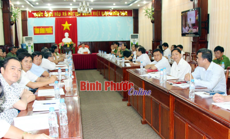 Ph&oacute; chủ tịch UBND tỉnh Huỳnh Anh Minh v&agrave; đại diện c&aacute;c sở, ng&agrave;nh tại điểm cầu B&igrave;nh Phước 