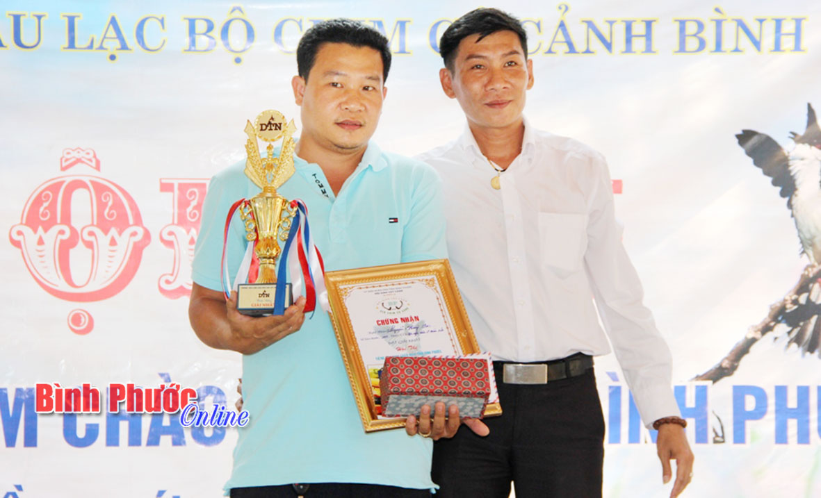 Chủ nhiệm Câu lạc bộ Chim cá cảnh Bình Phước trao giải nhất cho nghệ nhân Nguyễn Hồng Sơn (TP. Hồ Chí Minh)