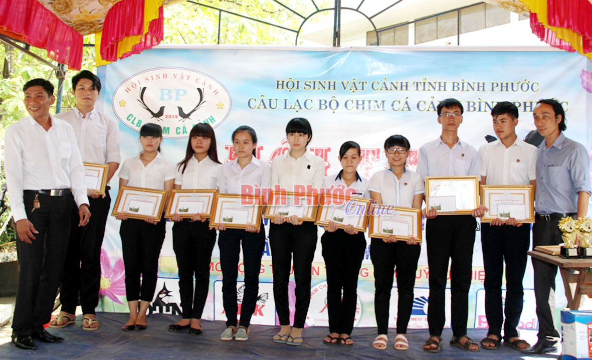 Đại diện Câu lạc bộ Chim cá cảnh Bình Phước trao học bổng cho học sinh nghèo hiếu học