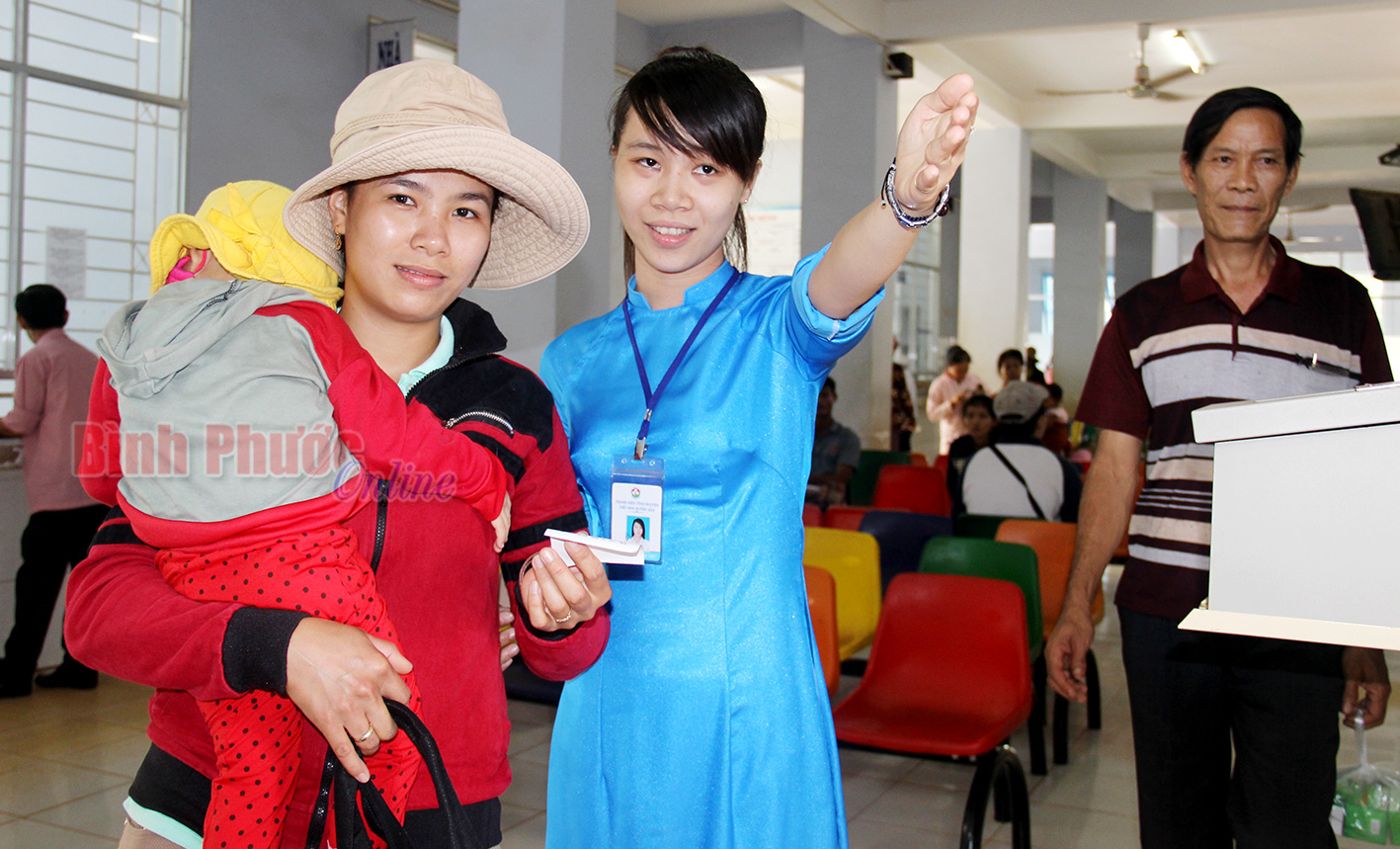 Điều dưỡng Anh Thư vui vẻ hướng dẫn bệnh nhân tại Bệnh viện đa khoa Bình Long 