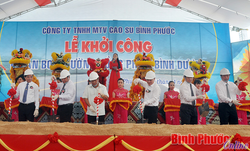 Lãnh đạo tỉnh và chủ đầu tư động thổ khởi công xây dựng đường Đồng Phú - Bình Dương - Ảnh: Thanh Mảng