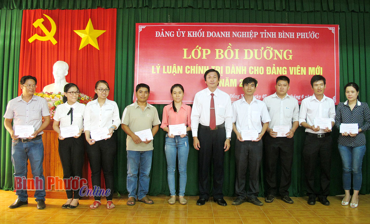 Đồng chí Nguyễn Phúc Hậu, Tỉnh ủy viên, Bí thư Đảng ủy khối trao giấy chứng nhận và khen thưởng các học viên đạt thành tích tốt