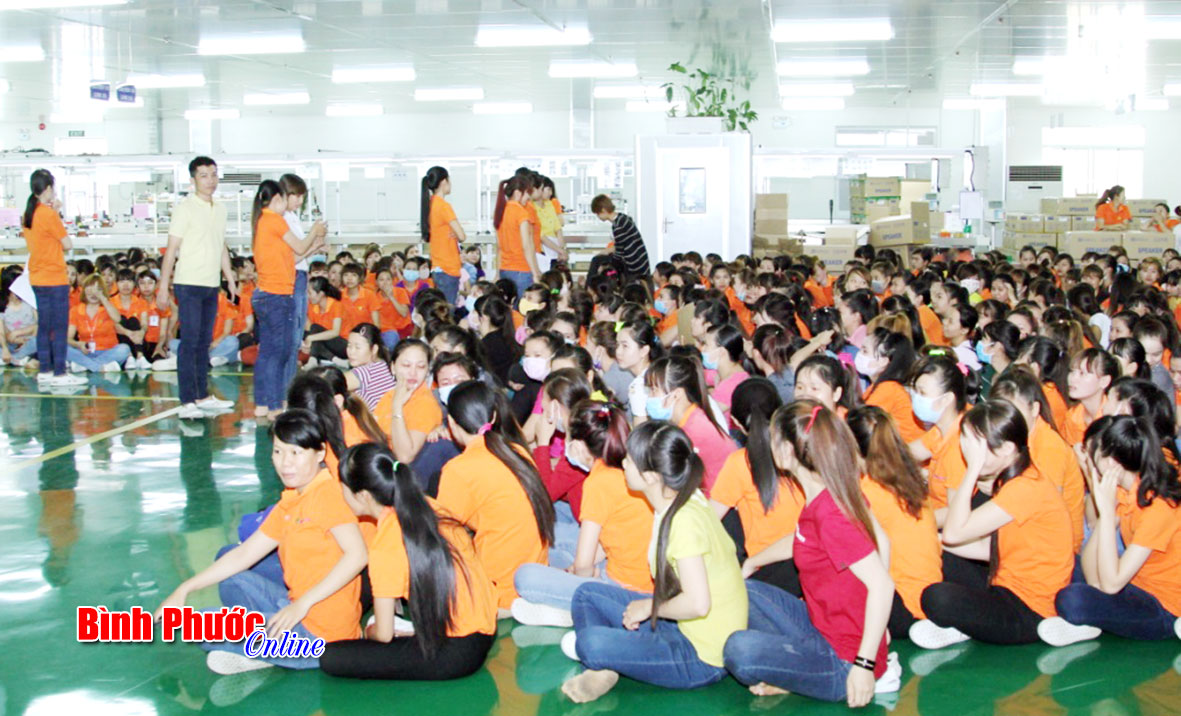 Công nhân 3 công ty LISHENG, XINREN, SUNG JU nghe thông báo từ ban lãnh đạo, ban chấp hành công đoàn công ty