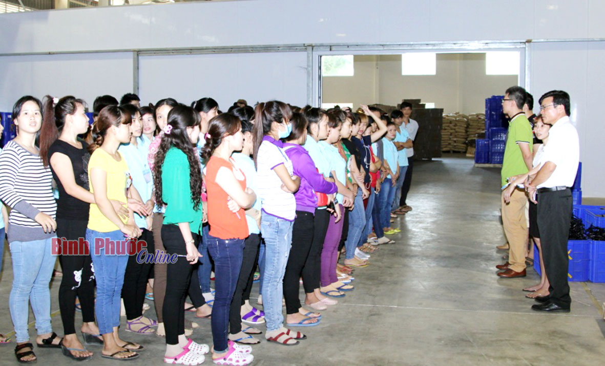 Công nhân 3 công ty LISHENG, XINREN, SUNG JU nghe thông báo từ ban lãnh đạo, ban chấp hành công đoàn công ty