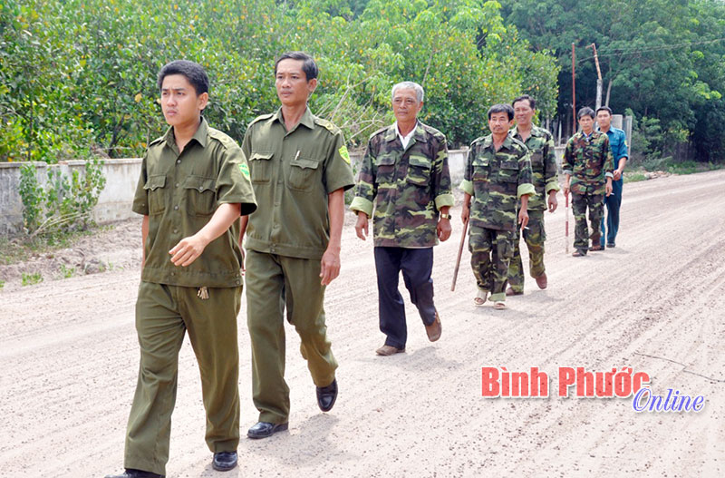 Lực lượng công an dân quân thường trực xã Tân Khai, huyện Hớn Quản tuần tra, bảo vệ an ninh trật tự tại khu dân cư