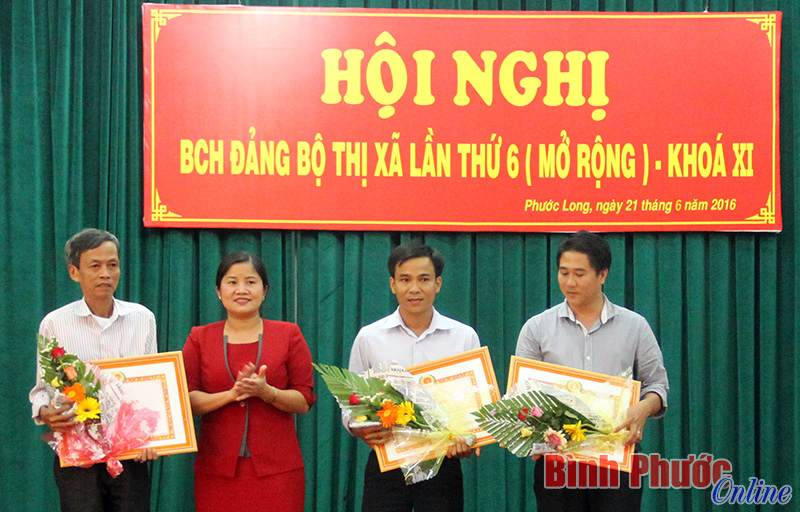 Đồng chí Trần Tuệ Hiền, Phó bí thư thường trực Tỉnh ủy tặng bằng khen của Tỉnh ủy cho 3 tổ chức cơ sở đảng trong sạch vững mạnh 5 năm liền giai đoạn 2011-2015