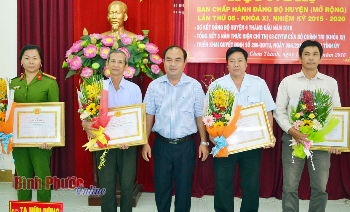 Ủy vi&ecirc;n Ban Thường vụ Tỉnh ủy, B&iacute; thư Huyện ủy Nguyễn Tấn Hải tặng giấy khen cho c&aacute;c tập thể c&oacute; th&agrave;nh t&iacute;ch ti&ecirc;u biểu trong học tập v&agrave; l&agrave;m theo tấm gương đạo đức Hồ Ch&iacute; Minh giai đoạn 2011-2015