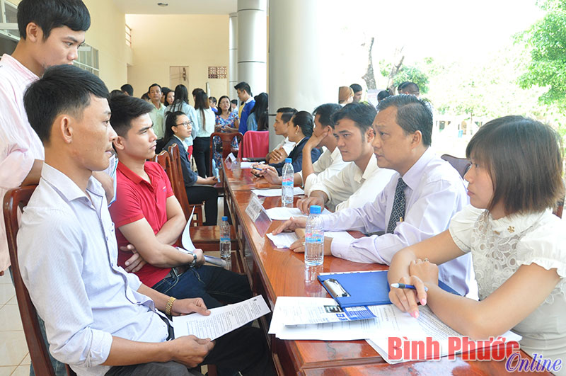 Sinh viên, người lao động tìm hiểu công việc tại phiên giao dịch việc làm sáng 18-6 