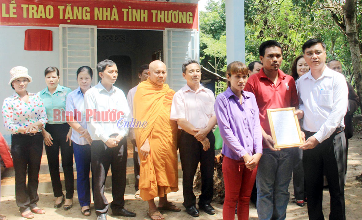  Lãnh đạo huyện Hớn Quản trao quyết định tặng nhà tình thương cho hộ bà Thị Nông