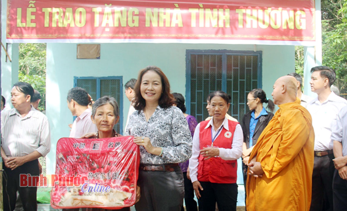 Bà Nguyễn Thị Kim Ngọc, Phó bí thư Thường trực Huyện ủy Hớn Quản thay mặt lãnh đạo huyện tặng quà cho gia đình bà Mai
