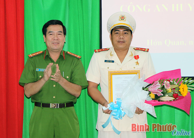Đại tá Bùi Xuân Thắng trao quyết định bổ nhiệm và tặng hoa chúc mừng Đại úy Huỳnh Thi Thơ