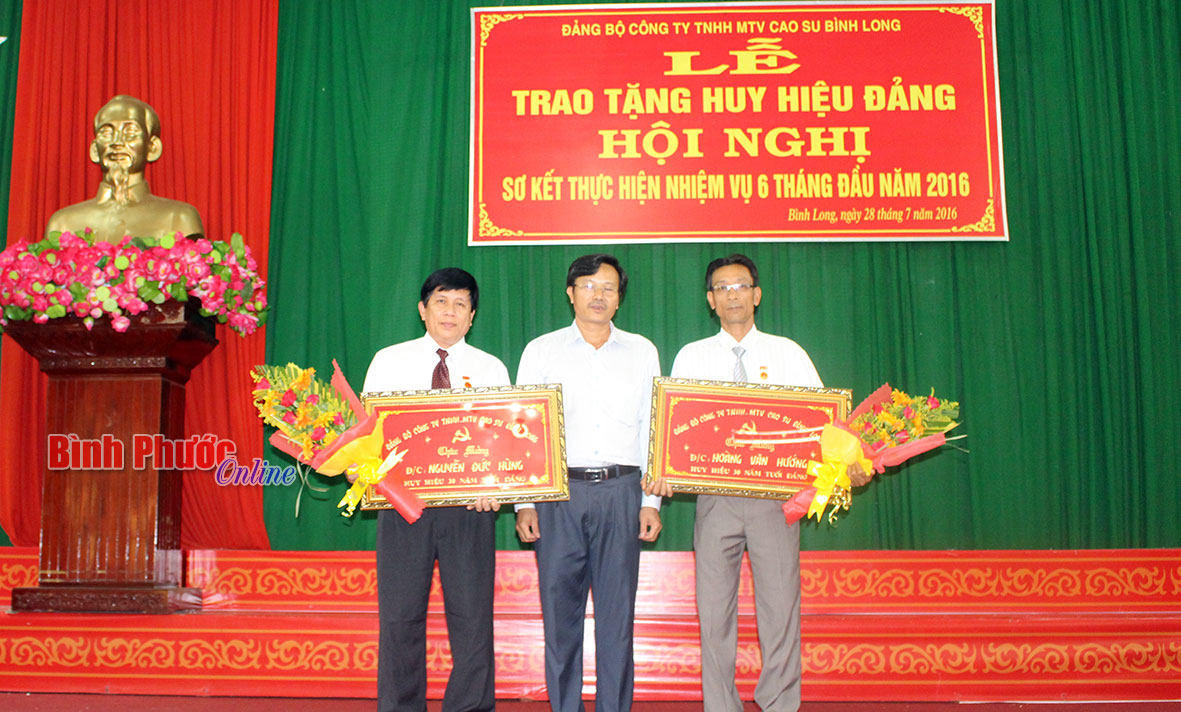Đồng chí Lê Văn Vui, Tỉnh ủy viên, Bí thư Đảng ủy, Tổng giám đốc công ty  trao Huy hiệu 30 năm tuổi Đảng cho 2 đảng viên