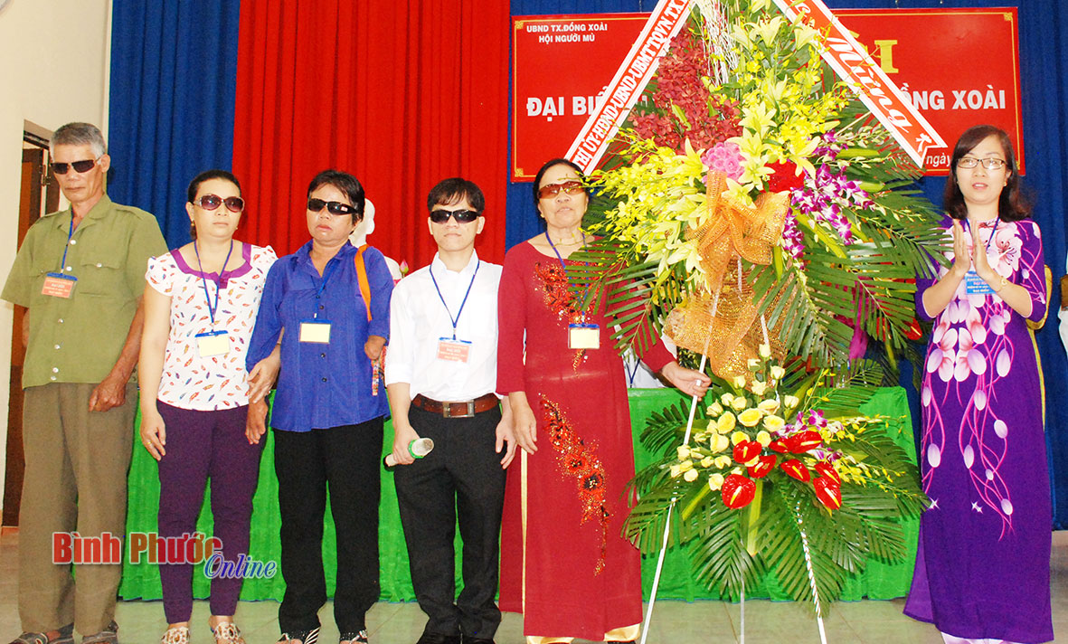 Lãnh đạo thị xã Đồng Xoài tặng hoa chúc mừng Ban chấp hành hội nhiệm kỳ 2016-2021