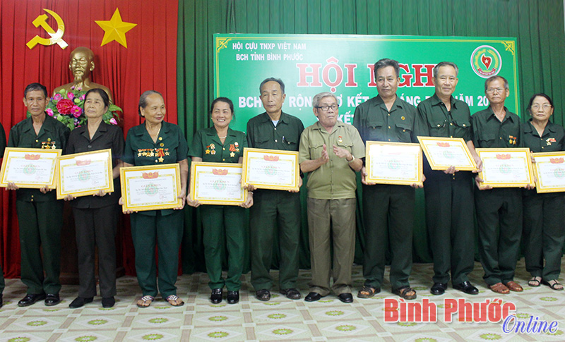Chủ tịch Hội cựu TNXP tỉnh Trần Văn Vang tặng giấy khen cho 11 tập thể và 16 cá nhân tiêu biểu