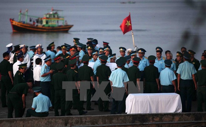 Đồng đội đ&oacute;n thi thể phi c&ocirc;ng Trần Quang Khải.