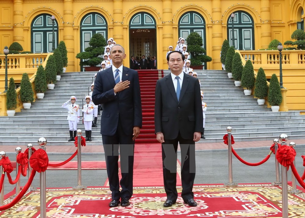 Chủ tịch nước Trần Đại Quang v&agrave; Tổng thống Hoa Kỳ Barack Obama tr&ecirc;n bục danh dự tại Lễ đ&oacute;n. (Ảnh: Nhan S&aacute;ng/TTXVN)