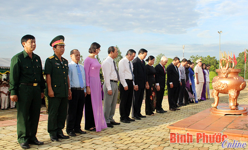 Đo&agrave;n đại biểu đặt v&ograve;ng hoa tươi thắm, k&iacute;nh cẩn nghi&ecirc;ng m&igrave;nh tưởng nhớ c&aacute;c anh h&ugrave;ng liệt sĩ đ&atilde; anh dũng hy sinh v&igrave; sự nghiệp giải ph&oacute;ng d&acirc;n tộc, thống nhất đất nước