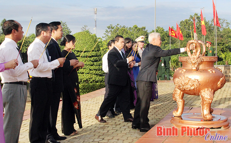 Đo&agrave;n đại biểu đặt v&ograve;ng hoa tươi thắm, k&iacute;nh cẩn nghi&ecirc;ng m&igrave;nh tưởng nhớ c&aacute;c anh h&ugrave;ng liệt sĩ đ&atilde; anh dũng hy sinh v&igrave; sự nghiệp giải ph&oacute;ng d&acirc;n tộc, thống nhất đất nước