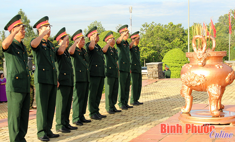 Đo&agrave;n đại biểu Binh đo&agrave;n 16 tưởng nhớ anh linh c&aacute;c anh h&ugrave;ng liệt sĩ