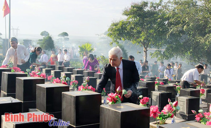 B&iacute; thư Tỉnh ủy Nguyễn Văn Lợi thắp hương l&ecirc;n phần mộ c&aacute;c anh h&ugrave;ng liệt sĩ