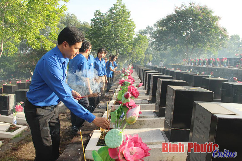 Đại diện l&atilde;nh đạo c&aacute;c lực lượng vũ trang, ban, ng&agrave;nh, đo&agrave;n thể thắp nhang l&ecirc;n phần mộ c&aacute;c liệt sĩ