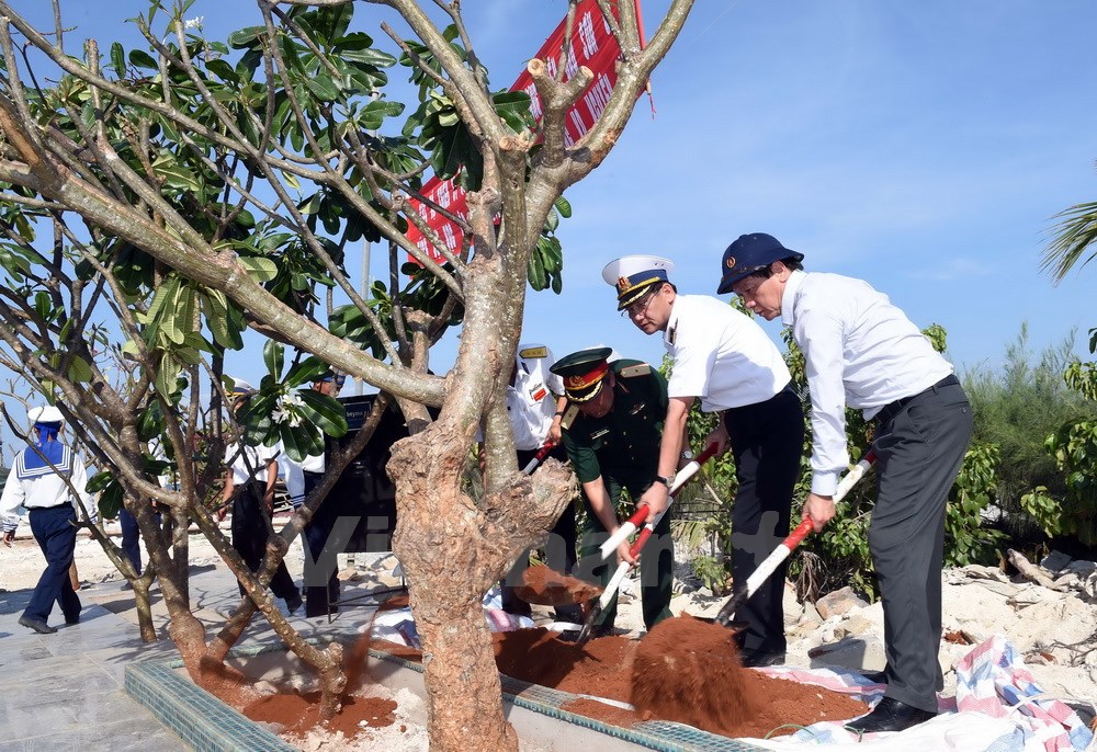 Trồng c&acirc;y trong C&ocirc;ng vi&ecirc;n Đại tướng V&otilde; Nguy&ecirc;n Gi&aacute;p tr&ecirc;n đảo Sơn Ca. (Ảnh: Quang Thắng/Vietnam+)
