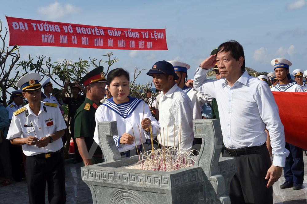 D&acirc;ng hương tưởng niệm Đại tướng V&otilde; Nguy&ecirc;n Gi&aacute;p. (Ảnh: Quang Thắng/Vietnam+)
