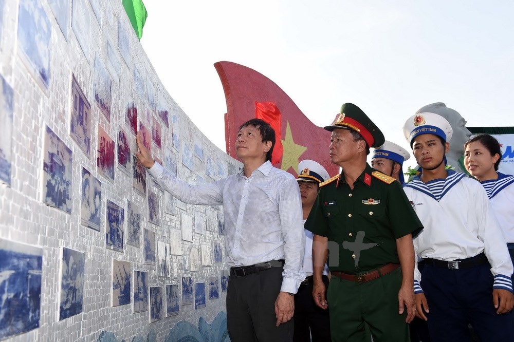 C&aacute;c đại biểu thăm bức tường lịch sử tại C&ocirc;ng vi&ecirc;n Đại tướng V&otilde; Nguy&ecirc;n Gi&aacute;p tr&ecirc;n đảo Sơn Ca. (Ảnh: Quang Thắng/Vietnam+)
