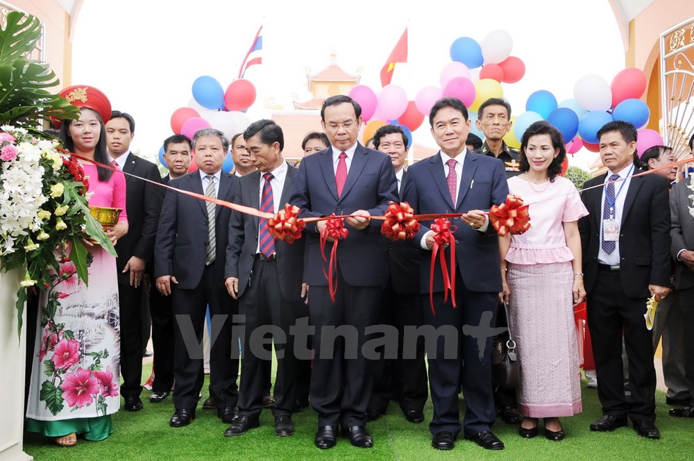 B&iacute; thư Trung ương Đảng, Ch&aacute;nh văn ph&ograve;ng Trung ương Nguyễn Văn N&ecirc;n v&agrave; tỉnh trưởng Nakhonphanom cắt băng kh&aacute;nh th&agrave;nh Khu tưởng niệm. (Ảnh: Sơn Nam/Vietnam+)