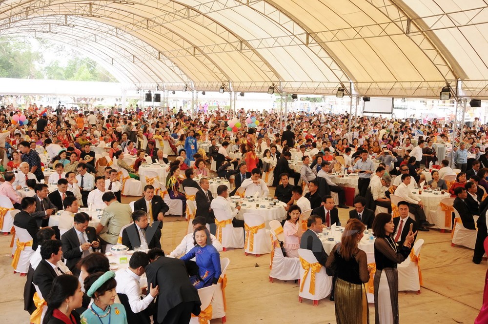 Đ&ocirc;ng đảo kiều b&agrave;o v&agrave; đại biểu về dự lễ kh&aacute;nh th&agrave;nh. (Ảnh: Sơn Nam/Vietnam+)