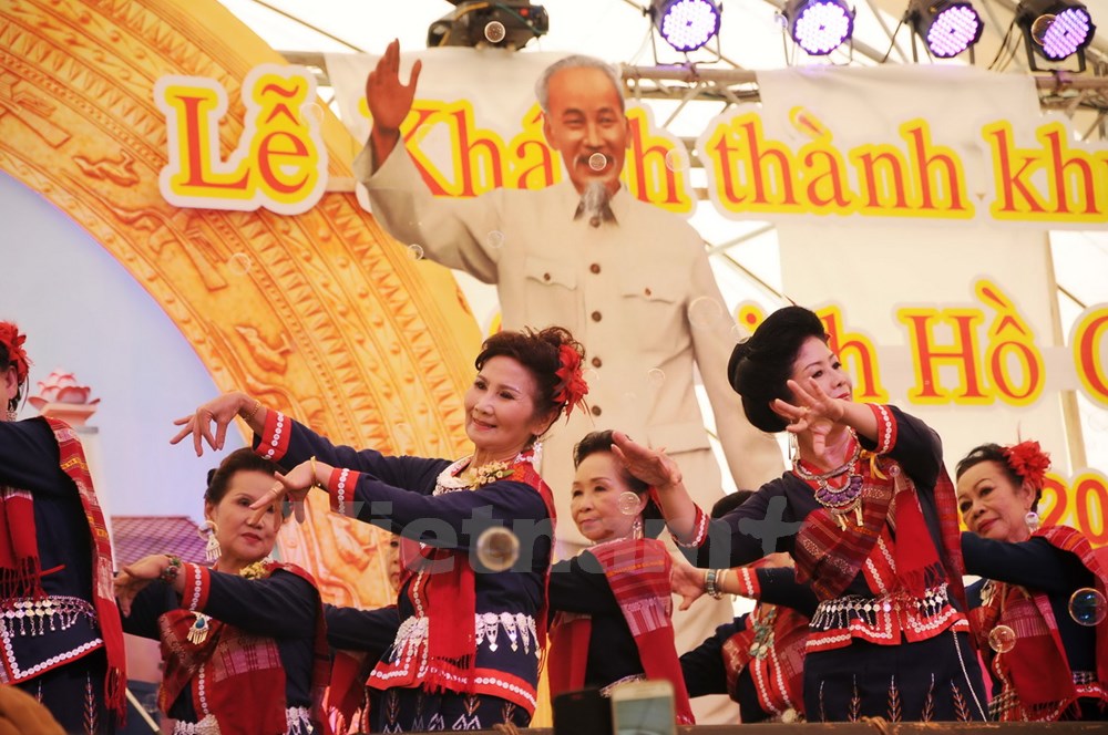 Tiết mục văn nghệ của b&agrave; con kiều b&agrave;o ch&agrave;o mừng lễ kh&aacute;nh th&agrave;nh. (Ảnh: Sơn Nam/Vietnam+)