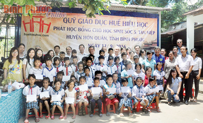 Học sinh người Tà Mun, Trường tiểu học Tân Hiệp B nhận học bổng của Quỹ giáo dục Huế hiếu học