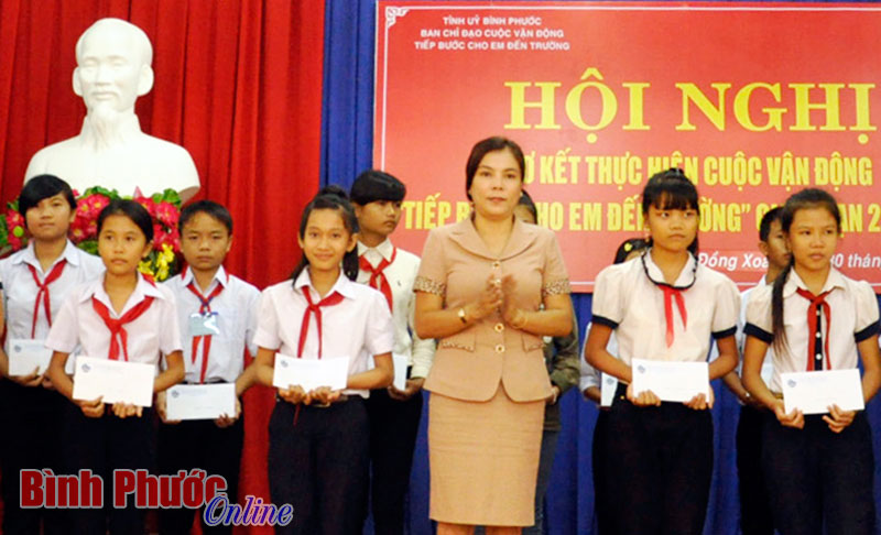 Bà Nguyễn Thị Xuân Hòa, Chủ tịch Hội Phụ nữ tỉnh, Phó ban chỉ đạo cuộc vận động trao học bổng cho học sinh