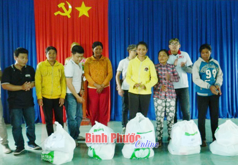 Đoàn từ thiện tặng quà cho các hộ nghèo xã Lộc Phú