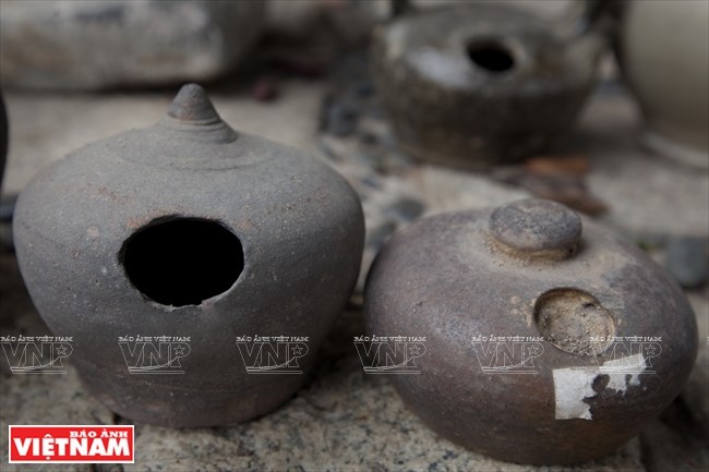 Nhất l&agrave; trong dịp cưới hỏi, trầu cau bao đời nay đ&atilde; l&agrave; một h&igrave;nh thức tượng trưng cho ước nguyện gắn b&oacute; b&ecirc;n nhau son sắt trọn đời của đ&ocirc;i trẻ. Cũng từ đ&oacute; m&agrave; b&igrave;nh v&ocirc;i lần lượt ra đời, từ c&aacute;i nhỏ c&oacute; thể bỏ trong b&oacute;p, khay cho đến những c&aacute;i lớn c&oacute; thể chứa cả mấy k&yacute; v&ocirc;i. (Ảnh: Đặng Kim Phương)