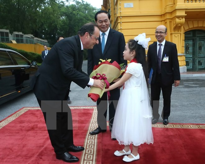 Thiếu nhi H&agrave; Nội tặng hoa ch&agrave;o mừng Tổng thống Ph&aacute;p Francois Hollande tới thăm Việt Nam
