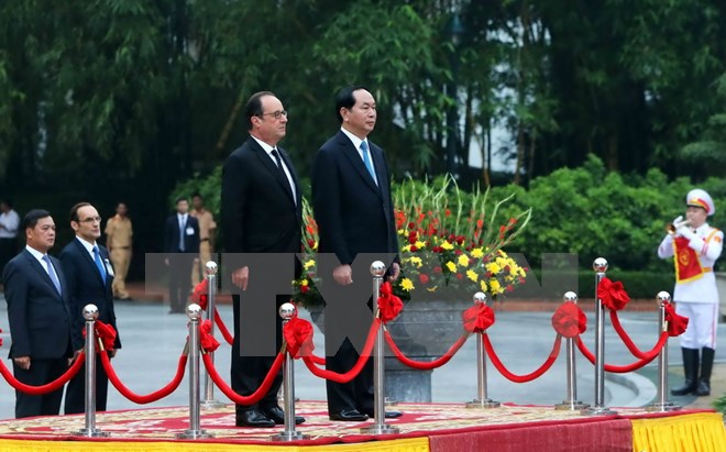 Chủ tịch nước Trần Đại Quang v&agrave; Tổng thống Ph&aacute;p Francois Hollande tr&ecirc;n bục danh dự tại Lễ đ&oacute;n