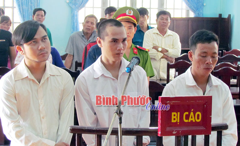 Thành, Sơn, Luân (từ trái qua) nghe tòa tuyên án