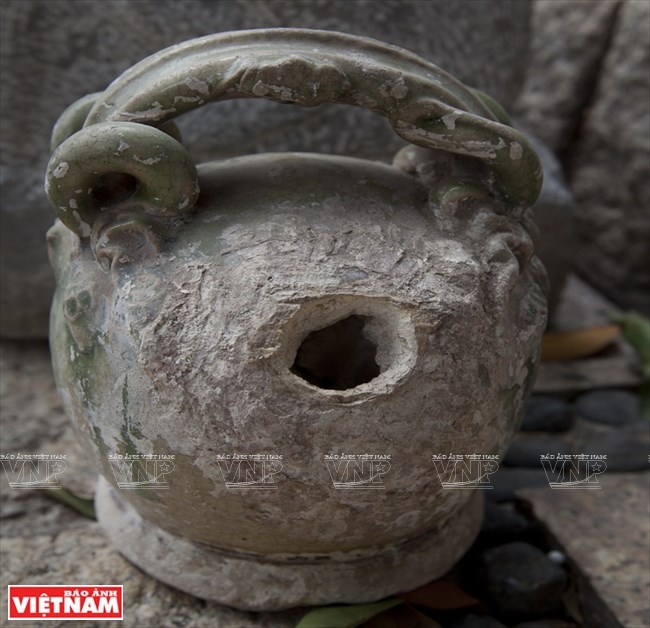 Theo thời gian, miệng b&igrave;nh sẽ d&agrave;y l&ecirc;n h&igrave;nh th&agrave;nh cổ b&igrave;nh, thậm ch&iacute; lấp k&iacute;n miệng b&igrave;nh, đ&oacute; cũng l&agrave; l&uacute;c b&igrave;nh v&ocirc;i kh&ocirc;ng c&ograve;n sử dụng được nữa. (Ảnh: Đặng Kim Phương)