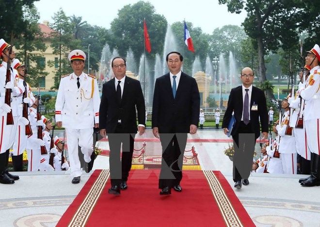 Chủ tịch nước Trần Đại Quang v&agrave; Tổng thống Ph&aacute;p Francois Hollande tại lễ đ&oacute;n