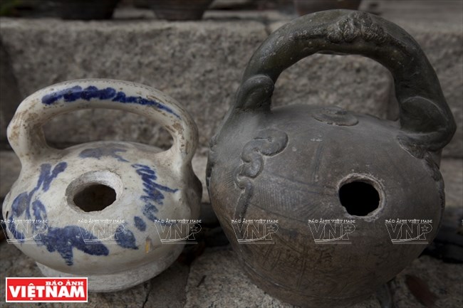 B&igrave;nh v&ocirc;i c&oacute; thể được l&agrave;m từ c&aacute;c chất liệu kh&aacute;c nhau như gốm sứ c&oacute; tr&aacute;ng men trắng, xanh hay bằng đồng; c&oacute; quai x&aacute;ch hoặc kh&ocirc;ng c&oacute; quai x&aacute;ch. (Ảnh: Đặng Kim Phương)