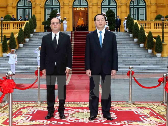 Chủ tịch nước Trần Đại Quang v&agrave; Tổng thống Ph&aacute;p Francois Hollande tr&ecirc;n bục danh dự tại Lễ đ&oacute;n
