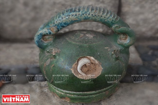 B&igrave;nh v&ocirc;i bằng gốm C&acirc;y Mai c&ograve;n nguy&ecirc;n m&agrave;u men xanh đặc trưng. (Ảnh: Đặng Kim Phương)