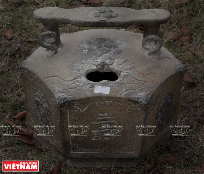 K&iacute;ch thước của b&igrave;nh v&ocirc;i cũng rất đa dạng, c&oacute; chiếc l&agrave; b&igrave;nh c&aacute; nh&acirc;n, k&iacute;ch cỡ vừa phải, nhưng c&oacute; những chiếc b&igrave;nh thuộc nghi lễ, thường c&oacute; k&iacute;ch cỡ rất lớn. (Ảnh: Đặng Kim Phương)