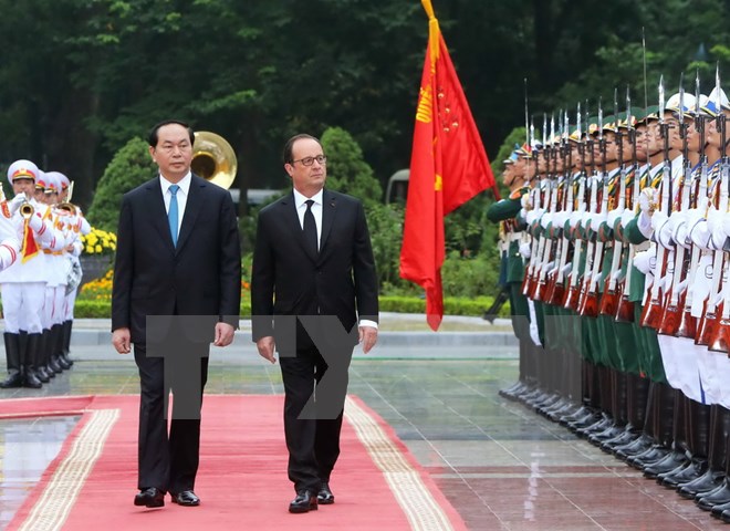 Chủ tịch nước Trần Đại Quang v&agrave; Tổng thống Ph&aacute;p Francois Hollande duyệt Đội danh dự Qu&acirc;n đội nh&acirc;n d&acirc;n Việt Nam tại Lễ đ&oacute;n