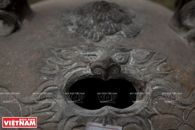 Họa tiết trang tr&iacute; tr&ecirc;n b&igrave;nh v&ocirc;i cũng rất phong ph&uacute; với nhiều họa tiết hoặc những h&igrave;nh vẽ m&agrave;u nhẹ nh&agrave;ng, thơ mộng. (Ảnh: Đặng Kim Phương)