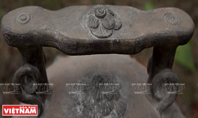 Cũng c&oacute; loại b&igrave;nh mang h&igrave;nh ấm t&iacute;ch, hay chiếc lọ t&ugrave;y theo ngẫu hứng của nghệ nh&acirc;n l&agrave;m b&igrave;nh v&ocirc;i. (Ảnh: Đặng Kim Phương)