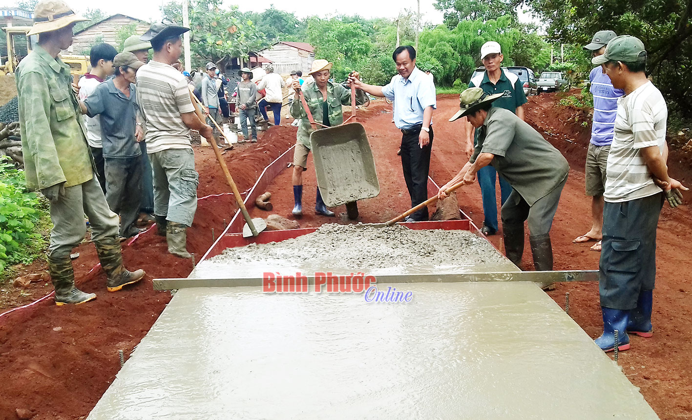 L&atilde;nh đạo UBND huyện B&ugrave; Đăng kiểm tra việc l&agrave;m đường theo cơ chế đặc th&ugrave; tại th&ocirc;n 2, x&atilde; Thống Nhất - l&agrave; th&ocirc;n c&oacute; đ&ocirc;ng đồng b&agrave;o S&rsquo;ti&ecirc;ng sinh sống - Ảnh: Quang Minh